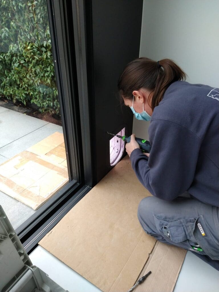 cat flap and dog door installation quickly and professionally by Tomsgates' fitter in Belgium, Netherlands, Great Britain and California United States