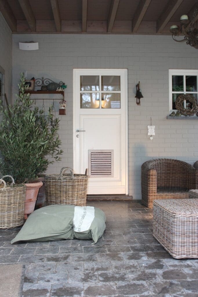 Très grande trappe pour chien dans la porte arrière blanche d'un patio couvert dans une maison rurale - Tomsgates Classic Extra Large