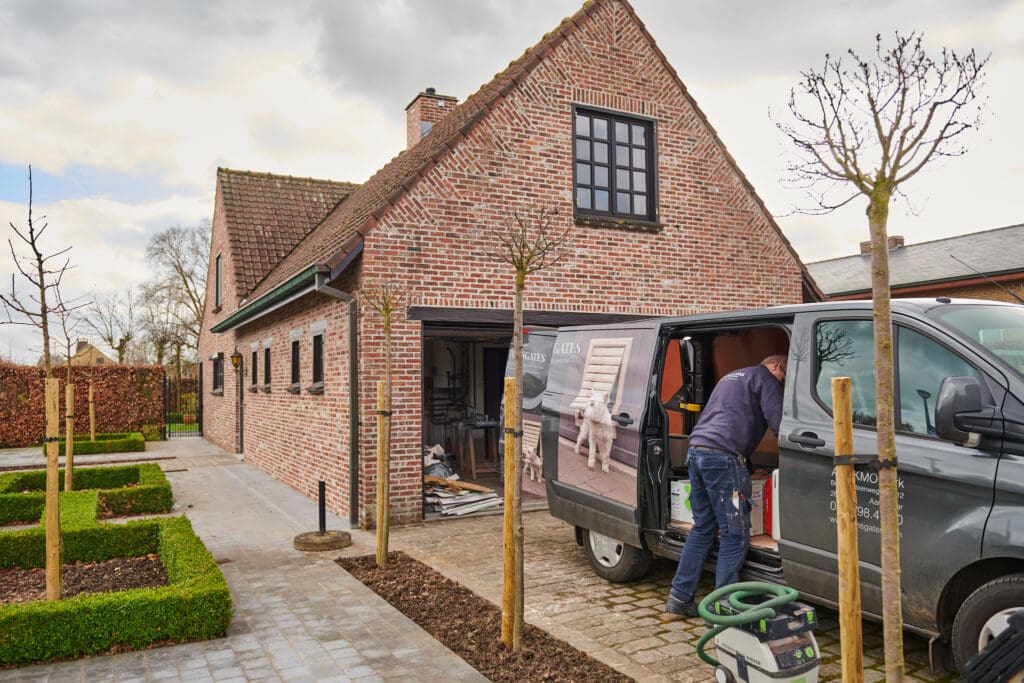 hondenluik in stenen muur