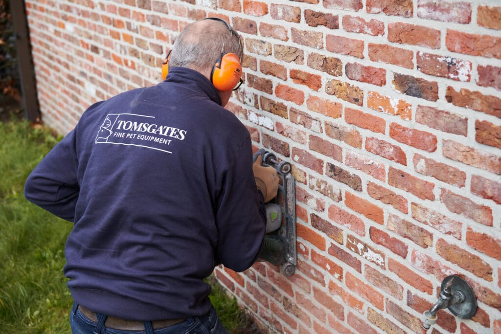 Houten kattenluik in muur laten plaatsen belgie door installateur van Tomsgates