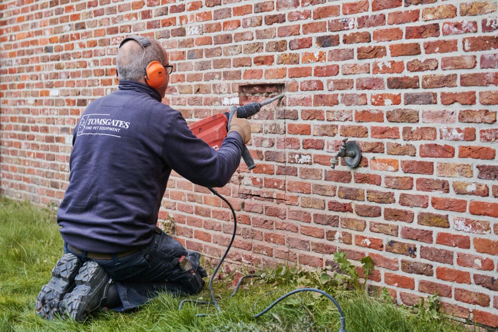 kattenluik in muur laten plaatsen