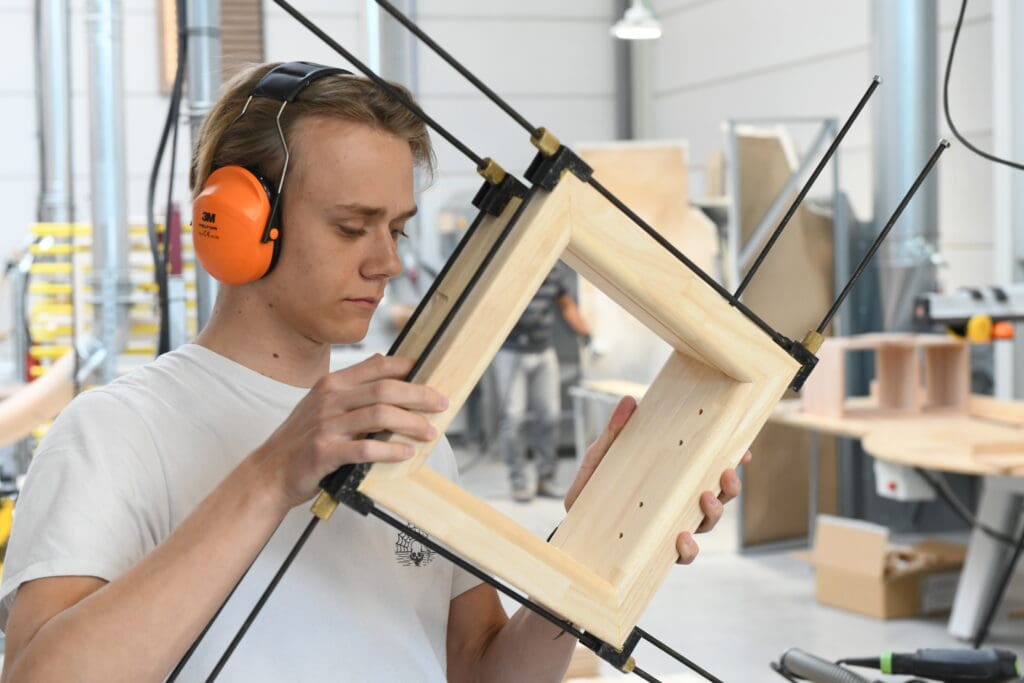 De jeunes yeux inspectent les petits détails - Tomsgates manufacturing Belgium